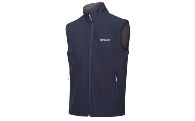 Blaues Hemd mit Knöpfen auf weißem Hintergrund