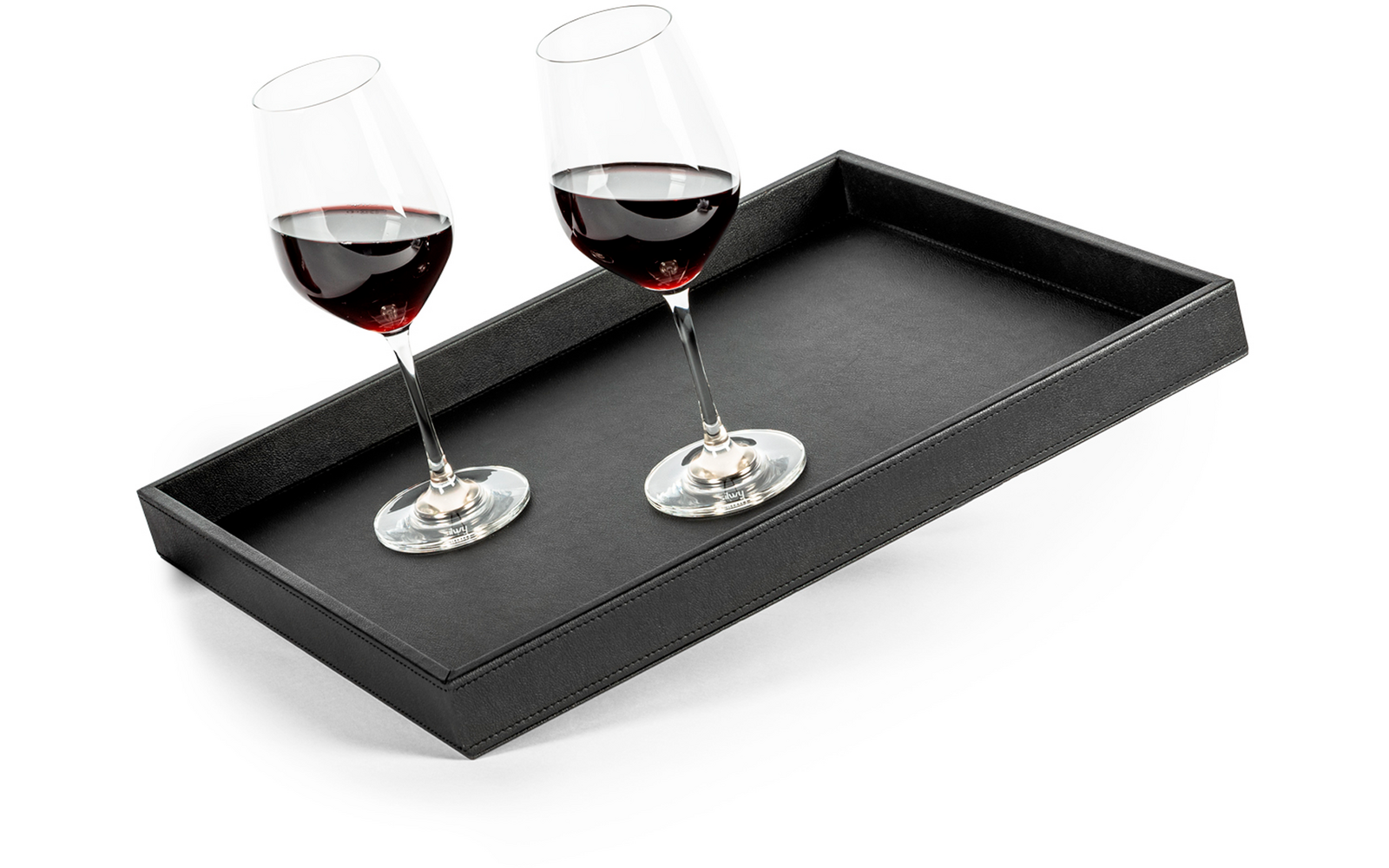 Zwei Rotweingläser auf einem schwarzen Tablett