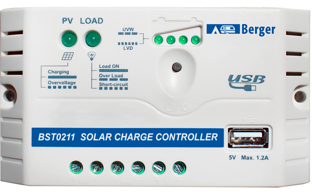Weißer Solar-Laderegler mit mehreren Anschlüssen und LED-Anzeigen auf weißem Hintergrund
