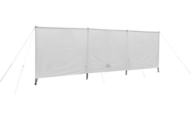 Drei helle Sichtschutzwände aus Stoff mit Gestell auf einem Boden