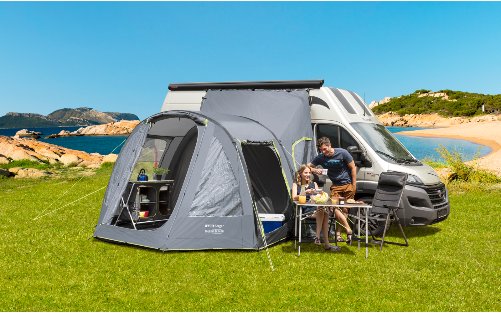 Blauer Regenschirm auf weißem Hintergrund