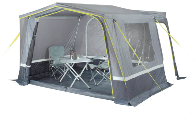 Graues Campingzelt mit geöffneten Seitenwänden, darin ein weißer Klapptisch und zwei Klappstühle