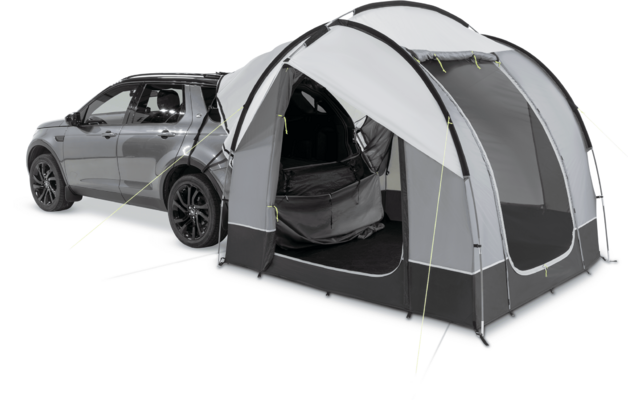 SUV-Fahrzeug mit an der Rückseite befestigtem, grauem Autozelt auf weißem Hintergrund