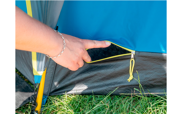 Hand zieht eine gelbe Schnur an einem Zelt hoch