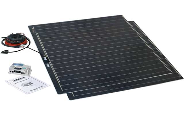 Zwei schwarze Solarpaneele mit Kabel und Bedienungsanleitung auf weißem Hintergrund