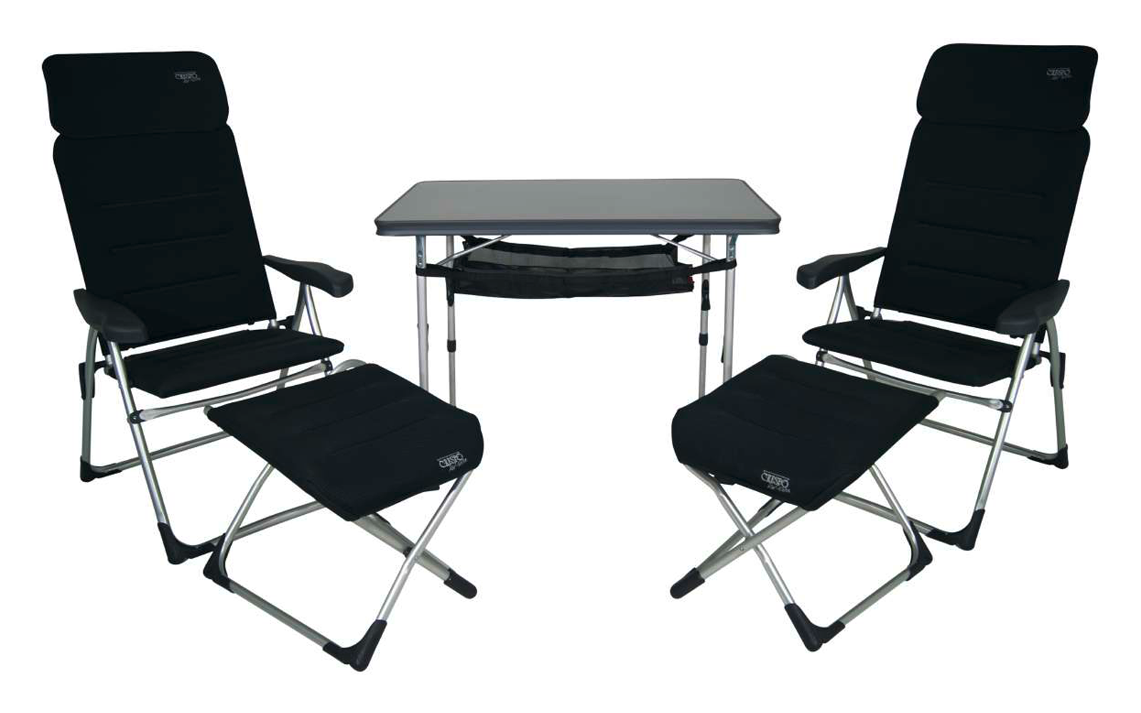 Zwei schwarze Klappstühle mit Armlehnen und einem kleinen Tisch dazwischen