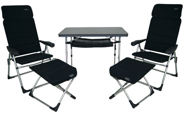 Zwei schwarze Klappstühle mit Armlehnen und einem kleinen Tisch dazwischen