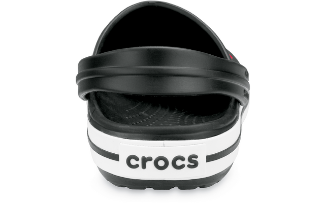 Schwarzer Crocs-Sandale von hinten mit weißem Riemen und schwarzer Sohle