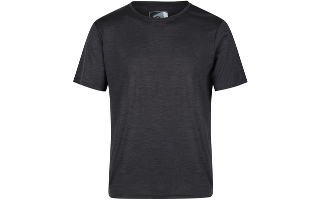 Schwarzes, kurzärmliges T-Shirt vor weißem Hintergrund