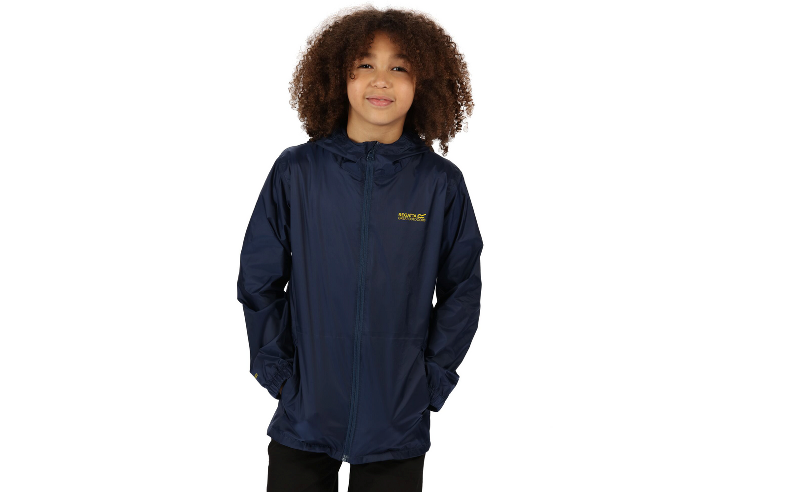 Person mit lockigem Haar trägt eine dunkelblaue Jacke