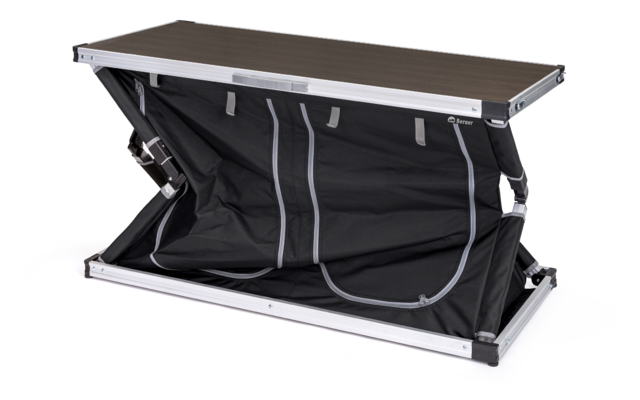 Open zwarte koffer met zilveren binnenvakken en grijze voering