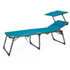 Blauer Liegestuhl mit verstellbarer Rückenlehne und Sonnendach auf weißem Hintergrund