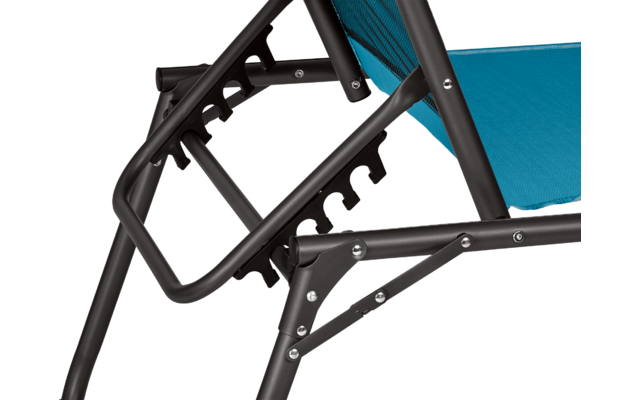 Schwarzer Metallrahmen eines Stuhls mit blauem Stoffbezug