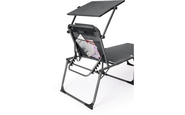 Schwarzer Liegestuhl mit Sonnendach, darauf eine Zeitschrift