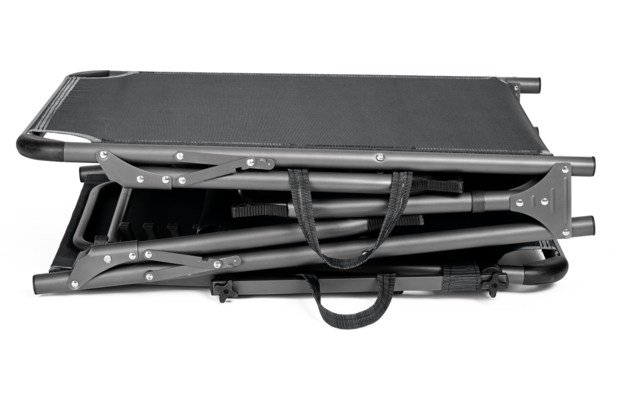 Zusammengeklappter klappbarer Tisch in Schwarz mit Metallgestell