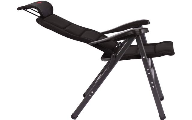 Schwarzer Liegestuhl mit verstellbarer Rückenlehne und rotem Muster auf der Kopfstütze