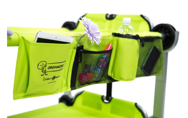 Grüner Rollator mit Zubehörtaschen, einer Blume, einem Wasserflasche und einem Tablet