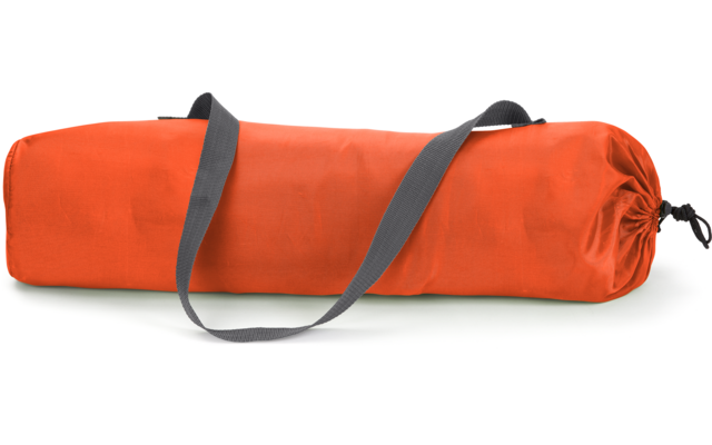 Rund zusammengerollte orangefarbene Tasche mit schwarzen Tragegriffen auf weißem Hintergrund