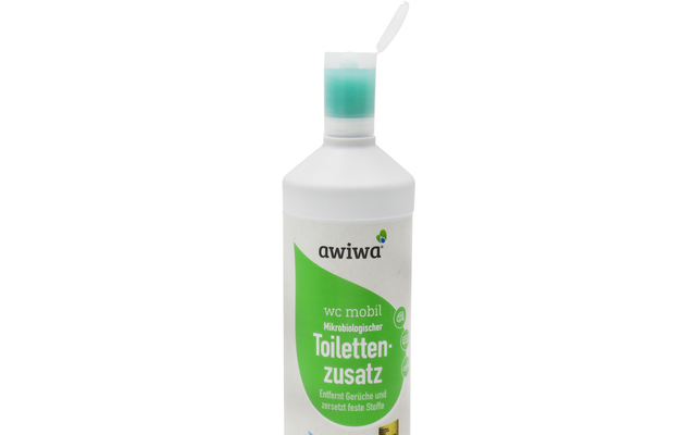 Weiße Flasche mit grünem und schwarzem Aufdruck, beschriftet als Toilettenzusatz der Marke Qwiva