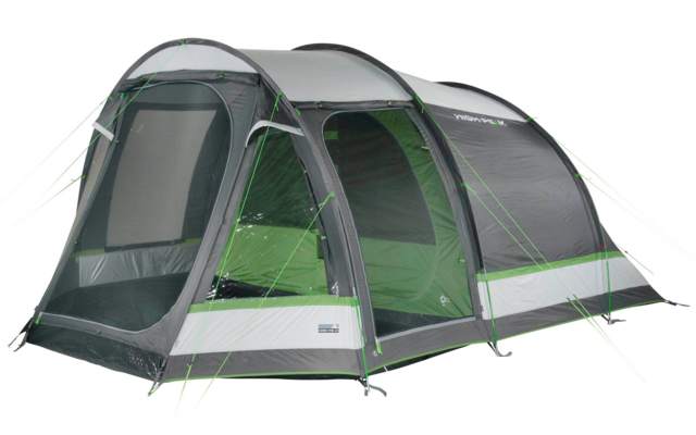 Ein weißer Lastwagen fährt auf einem Weg durch einen Wald