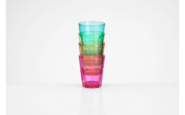 Vier gestapelte bunte Kunststoffgläser vor weißem Hintergrund