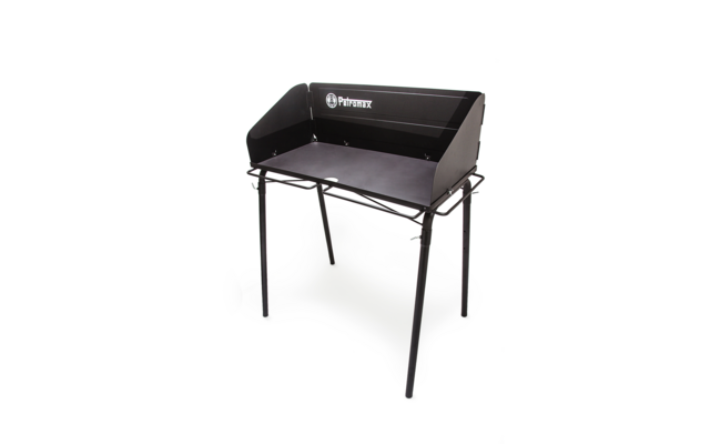 Ein roter Apfel auf einem weißen Teller vor einem hellen Hintergrund