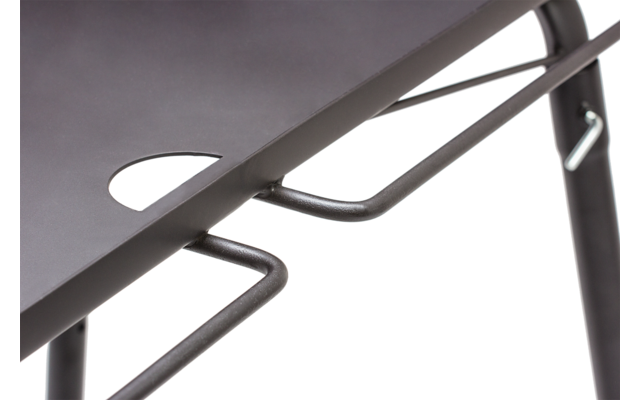 Nahaufnahme eines schwarzen Metallstuhls mit Bugloch in der Sitzfläche