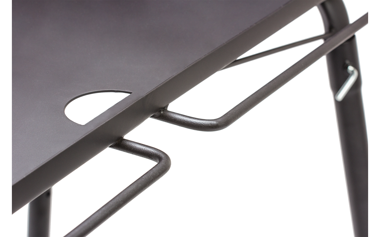 Nahaufnahme eines schwarzen Metallstuhls mit Bugloch in der Sitzfläche