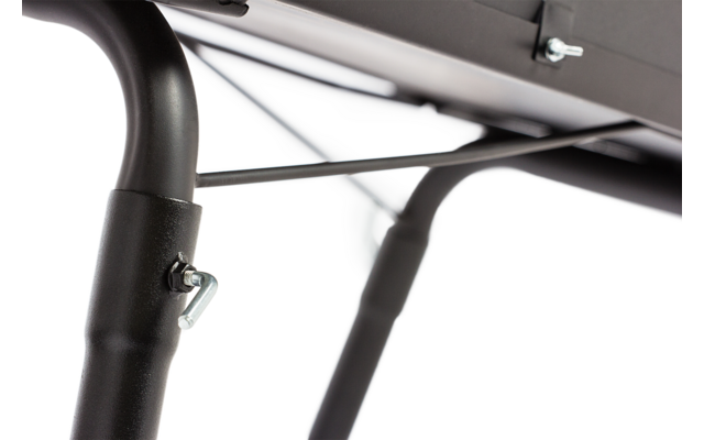 Nahaufnahme eines Metallgestells mit Stange und Spannseil