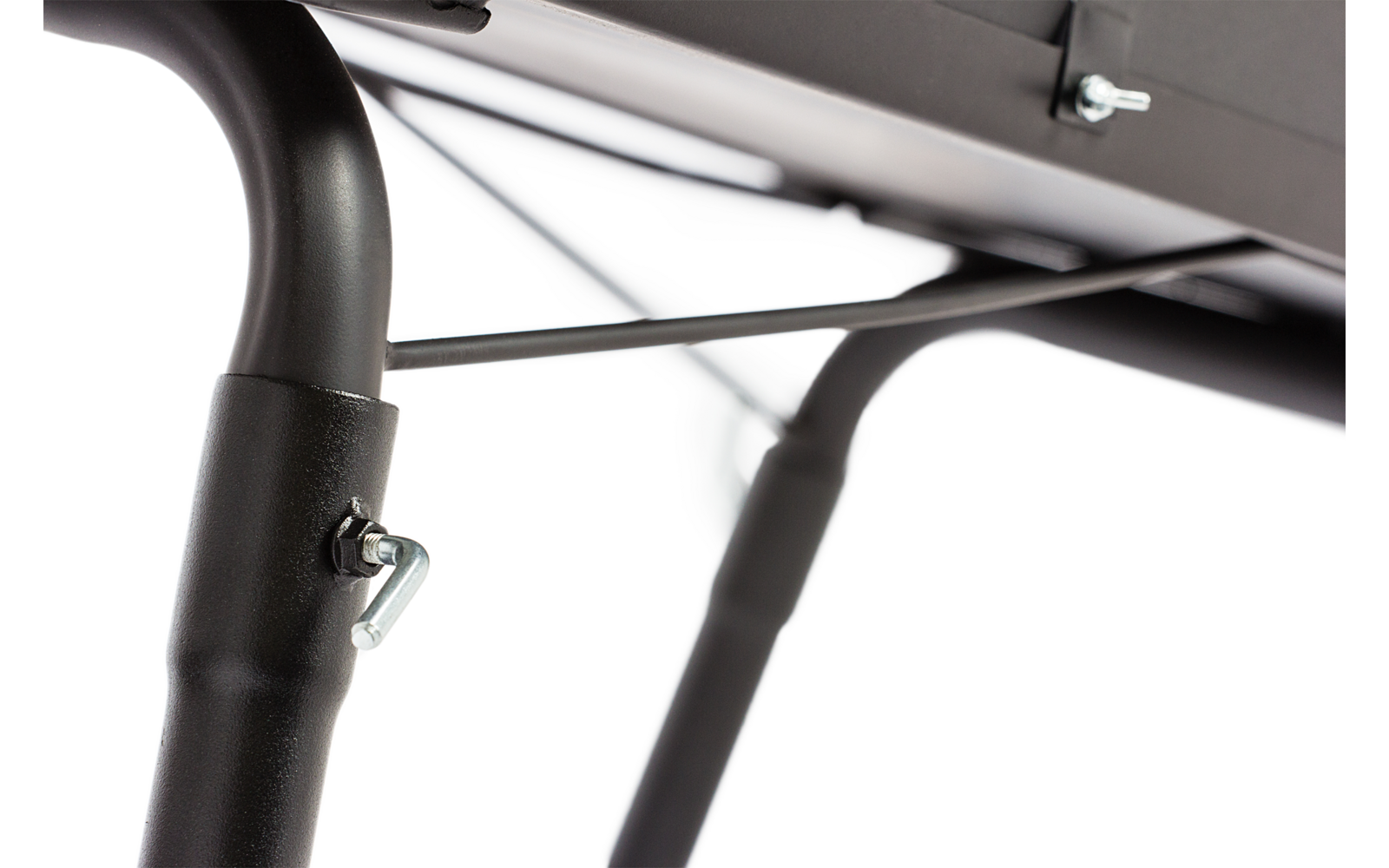 Nahaufnahme eines Metallgestells mit Stange und Spannseil