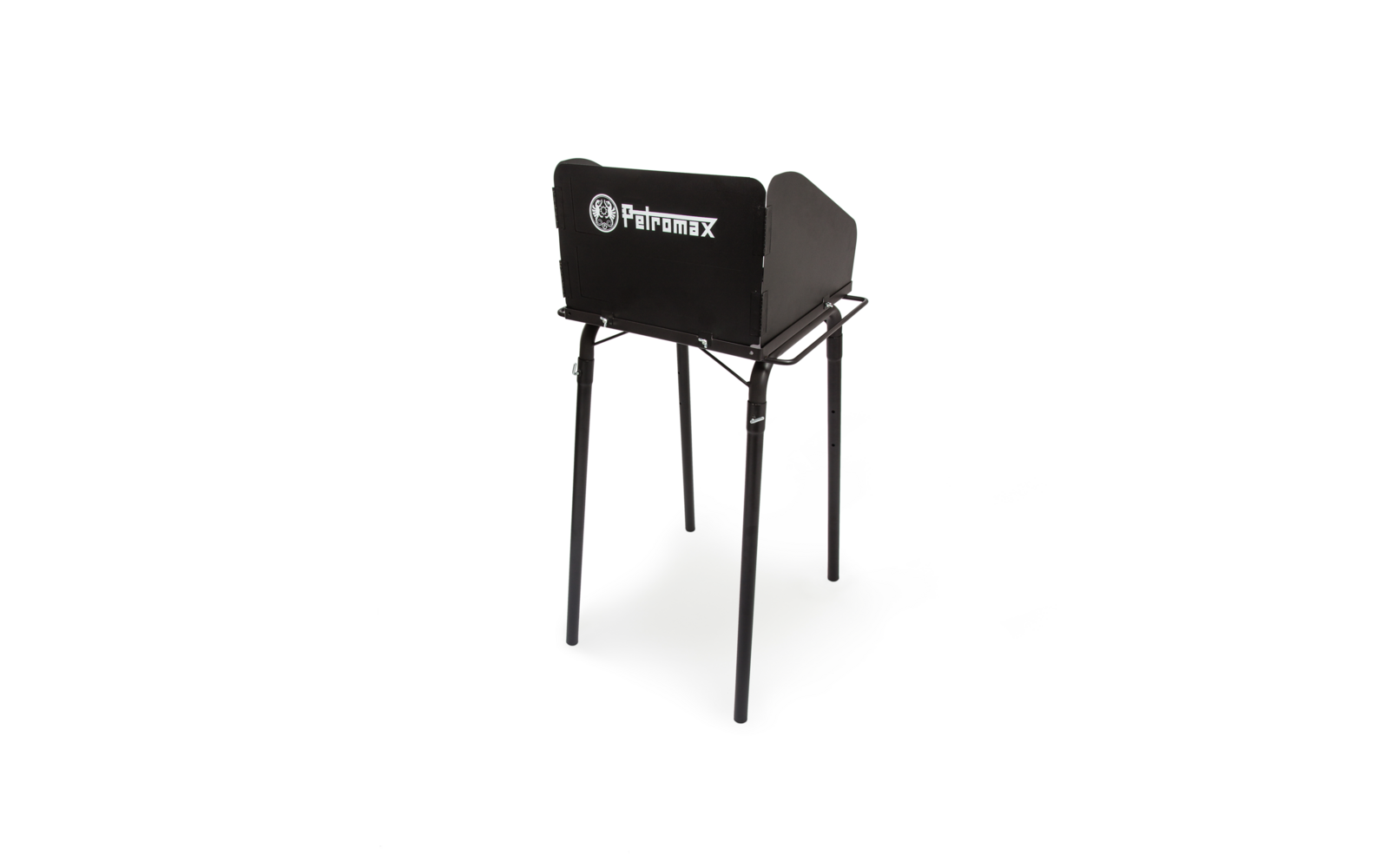 Schwarzer Grill mit einem abnehmbaren Deckel auf einem Metallgestell mit vier Beinen