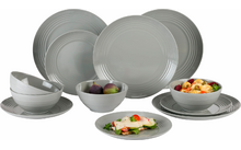 Verschiedene weiße Geschirrteile, darunter Teller, Schalen und eine Tasse, auf weißem Hintergrund