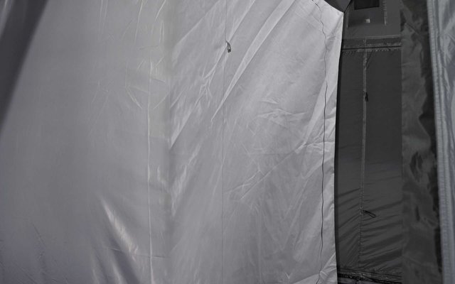 Nahaufnahme einer weißen Gardine vor einem dunklen Fenster