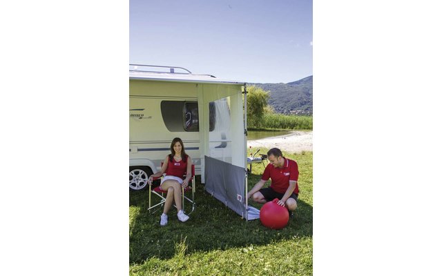 Ein heller Hummer sitzt in einem blauen Wasserbecken