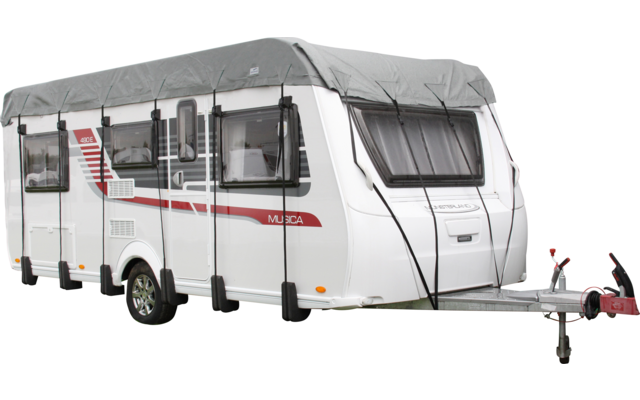 Drei Personen sitzen auf einer Bank im Freien, eine Frau in der Mitte liest ein Buch, rechts neben ihr ein Kind, links daneben ein Mann