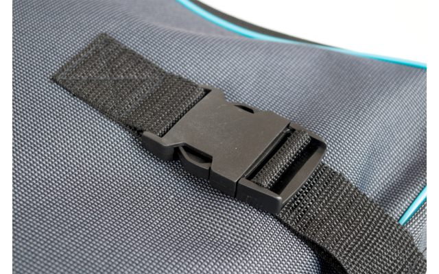 Schwarzer Kunststoffverschluss mit schwarzem Gurt auf grauem Stoff