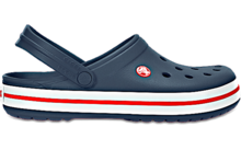 Blauwe Crocs-schoen met witte en rode strepen aan de rand