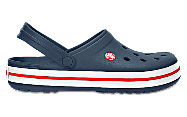 Blauer Crocs-Schuh mit weißen und roten Streifen am Rand