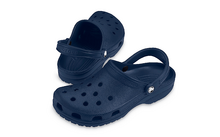 Blauw paar rubberen schoenen met gaten