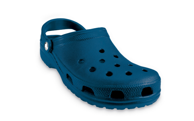 Blauer Clog mit Löchern und Fersenriemen