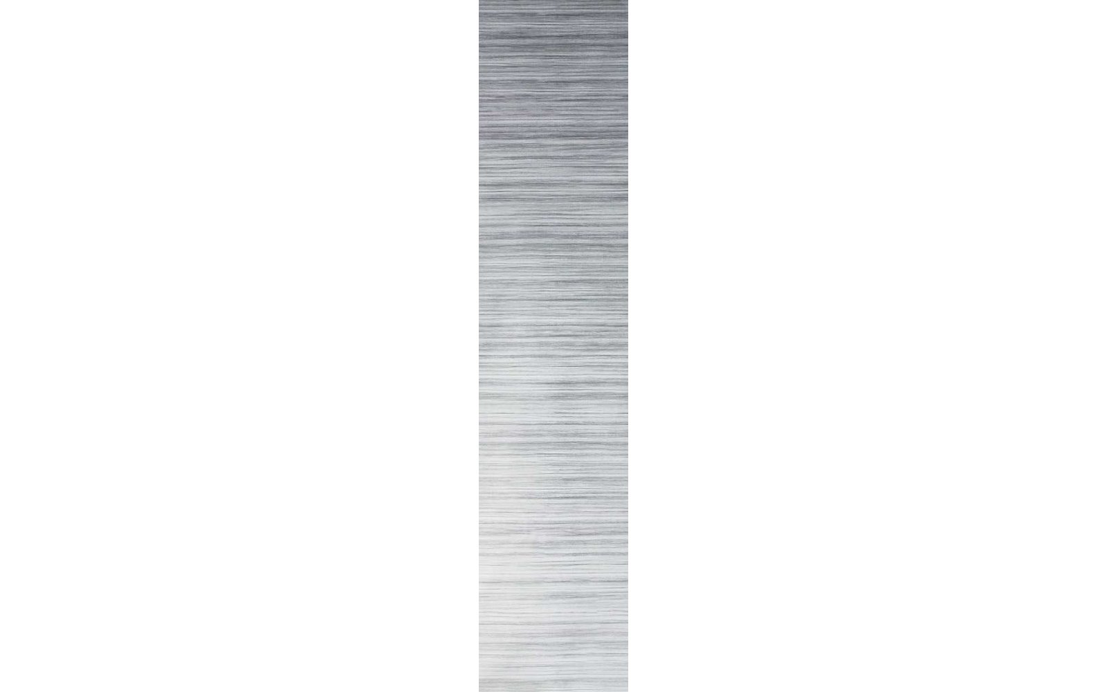 Nahaufnahme einer silbernen Metallfläche mit feinen horizontalen Linien