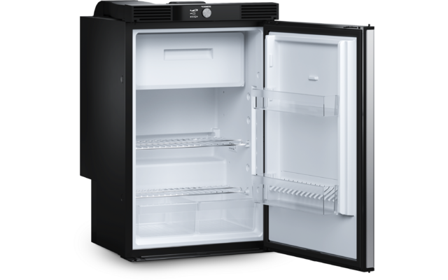 Open zwarte koelkast met witte binnenkant en meerdere planken