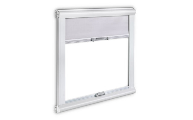 Weißes Fenster mit halb heruntergelassenem grauem Rollos