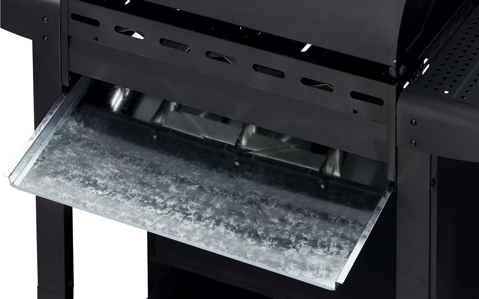 Nahaufnahme eines Metallblechs an einem schwarzen Grill