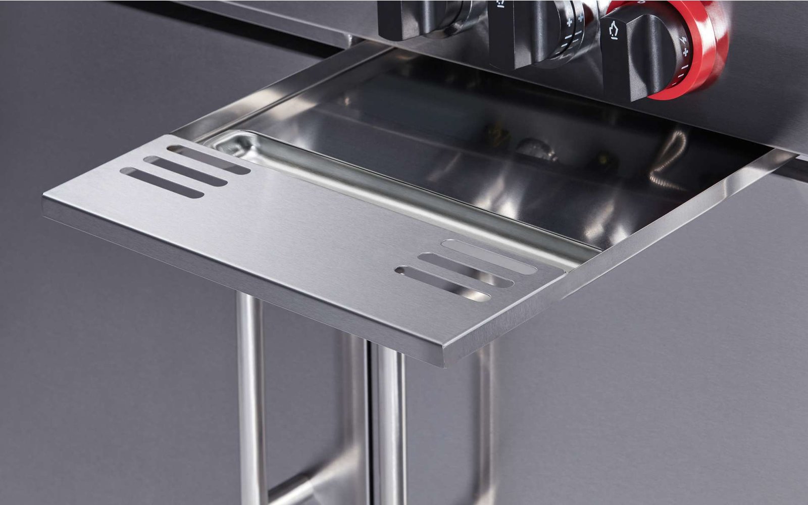 Grill mit offenem Deckel und Edelstahl-Ablagefläche