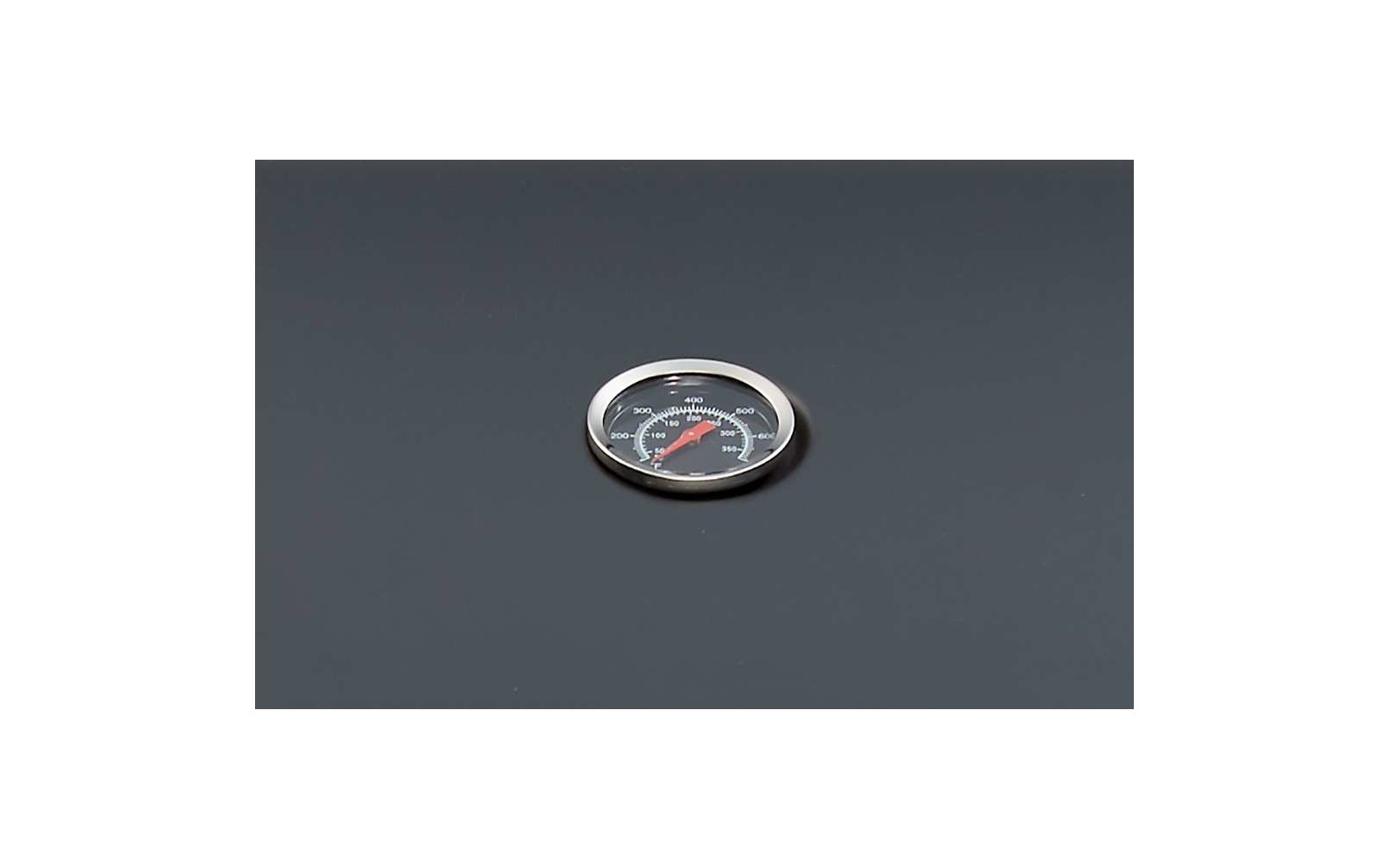 Rundes Manometer mit schwarzem Zifferblatt und silbernem Rand auf grauem Hintergrund