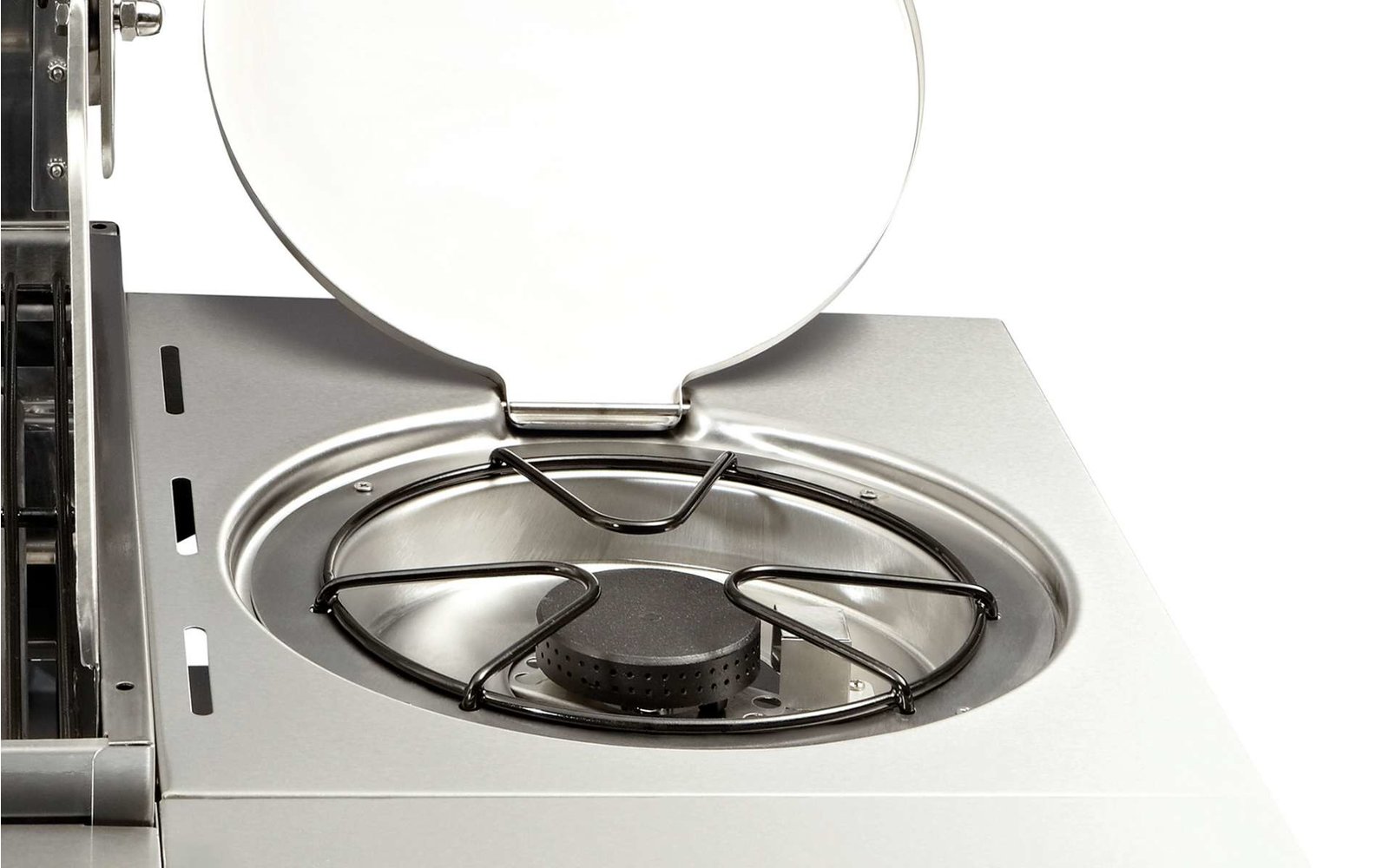 Silberner Teelöffel mit weißer Flüssigkeit auf weißem Untergrund