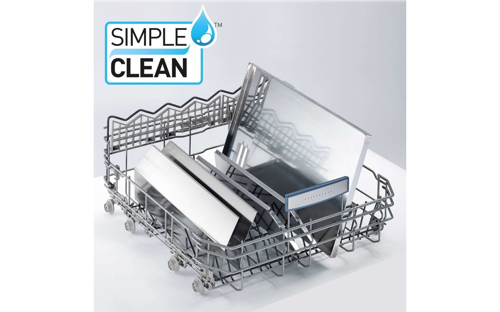 Metallgestell mit verschiedenen Haushaltsgegenständen und Logo Simple Clean