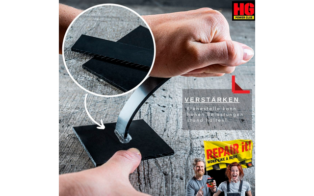 Hand hält ein Metermaß, das eine Holzkugel misst