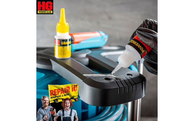 Hand mit Arbeitshandschuh hält schwarzen Griff, daneben Klebstoffflasche, Werkzeuge und Reparaturset